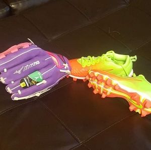 NWT Nike SZ 1 cleats & Mizuno ball glove BUNDLE